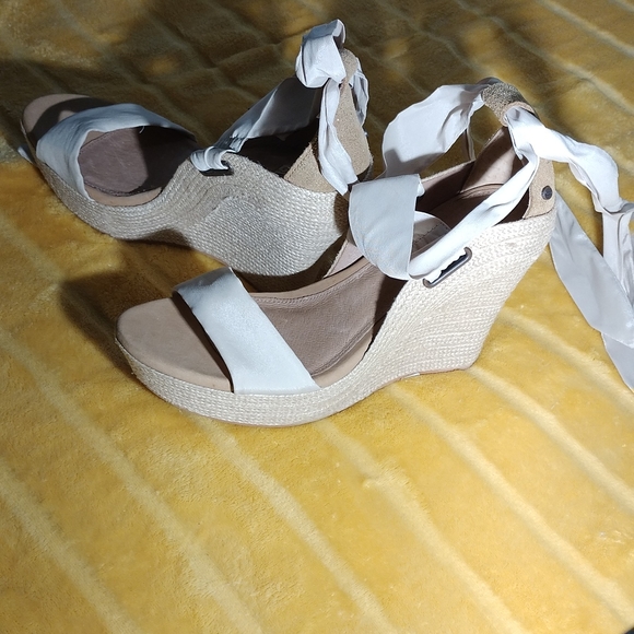 UGG Shoes - UGG, WOMEN Shoes, size 8 1/2, platform.